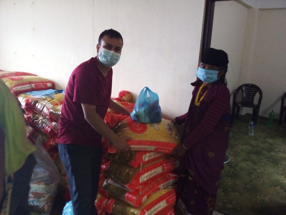 ६५ विपन्न परिवारलाई खाद्यान्न राहत वितरण