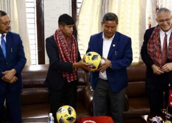 व्यावसायिक फुटबल खेल्न इजरायल जान लागेकी सावित्राको बिदाइ