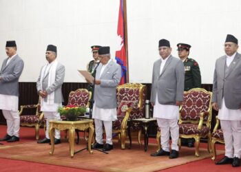 प्रधानन्यायाधीश श्रेष्ठले लिए शपथ