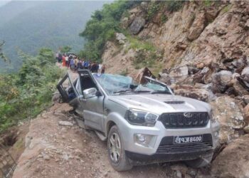 अपडेटः पाल्पामा गुडिरहेको जिपमाथि पहिरो खस्दा ३ जनाको मृत्यु