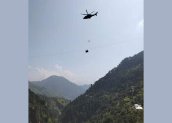 पाकिस्तानमा ६ बालबालिकासहित ८ जना केवल कारमा फसे