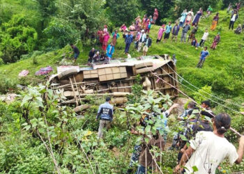रोल्पामा बस दुर्घटना, तीन जना गम्भीर घाइते