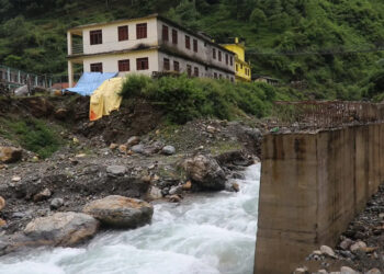 दुई वर्षमा बनिसक्नुपर्ने पुल तीन वर्षमा आधा मात्रै