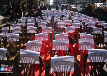 बालुवाटारको बाटोमा खाली कुर्सी राखेर