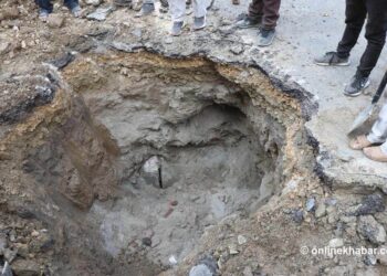 ढल पाइप बीचमा ग्याप हुँदा भासियो बानेश्वर सडक