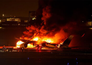 जापान एयरलाइन्सको विमान अवतरणका क्रममा आगलागी