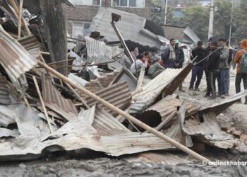 आलोकनगरमा सार्वजनिक जग्गा मिचेर बनाइएका संरचनामा महानगरको डोजर