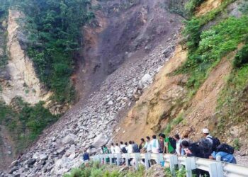 अविरल वर्षाले कर्णाली राजमार्ग अवरुद्ध