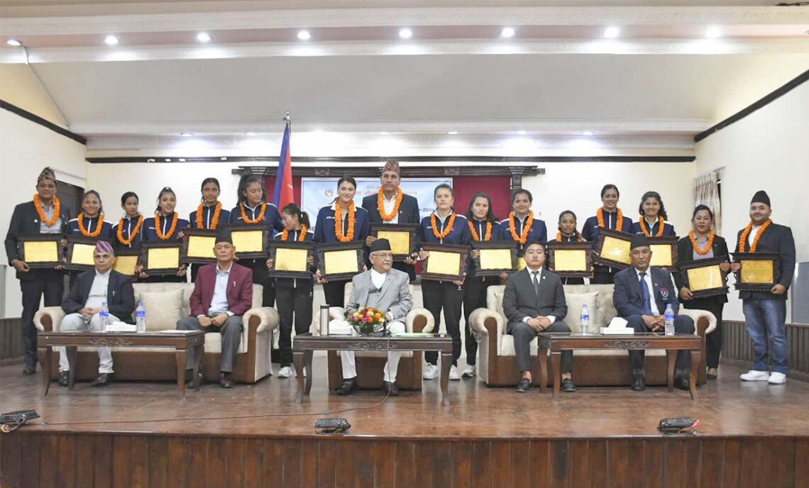 प्रधानमन्त्रीले गरे महिला भलिबल खेलाडीलाई पुरस्कार वितरण￼