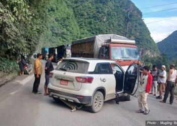 मुग्लिन–नागढुंगा सडकखण्डको जवाङ खोलामा ट्रक र कार ठोक्किए